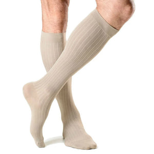 Meia Sigvaris Actitud, Cor Caqui, 3/4 Panturrilha, 15-20mmHg, Suave Compressão (Ponteira fechada)